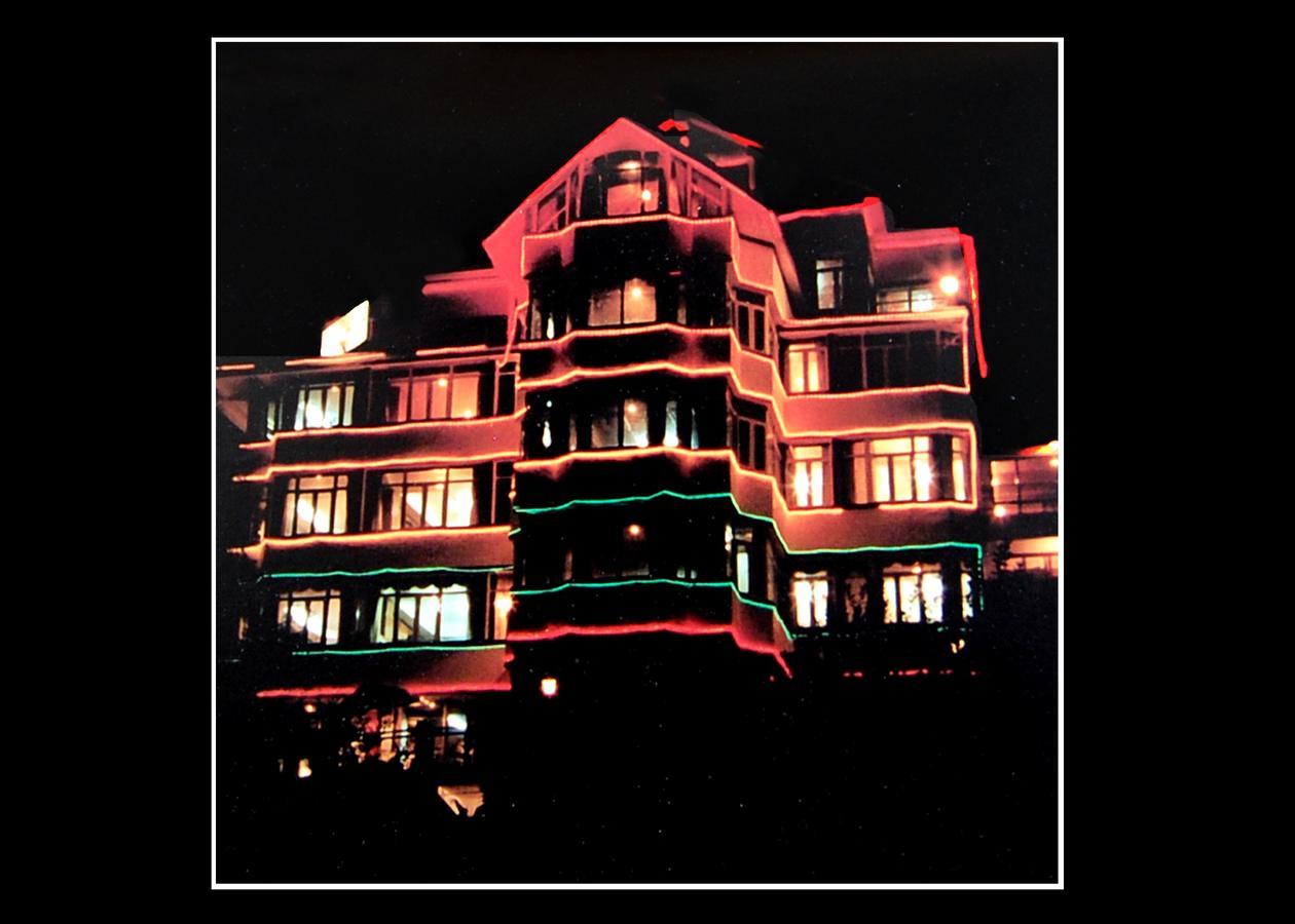Hotel Out Town Manāli Exteriér fotografie